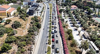 Bayramda Kuşadası'na tatilci akını; araç kuyrukları dronla görüntülendi