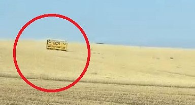 Biçerdöverden kopan römork devrildi; o anlar kamerada