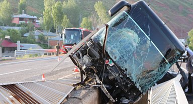 Bingöl'de yan yatan otobüsteki 3 kişi ağır yaralandı