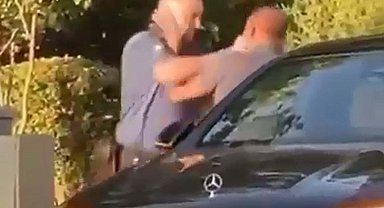 Biri polis memuru, 2 sürücünün yumruklu kavgası kamerada