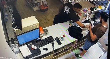 Bodrum'da veresiye sigara vermeyen market çalışanı bıçaklandı; o anlar kamerada