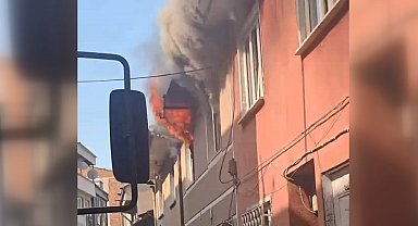 Bursa'da 2 katlı binada yangın