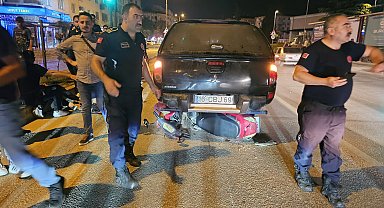 Bursa'da, devrilip kamyonetin altına giren motosikletli yaralandı