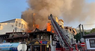 Bursa'da lokantada çıkan yangın, bitişikteki dükkanlara da sıçradı