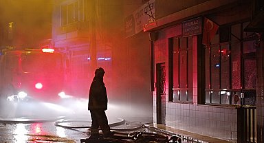 Bursa'da, oto tamirhanesindeki yangın söndürüldü