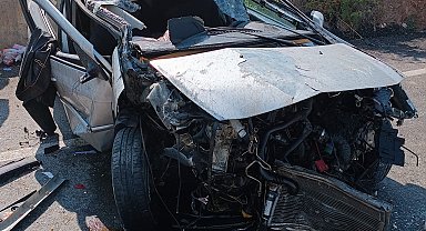 Çalışma yapılan yolda karşı şeride geçen otomobil, minibüsle çarpıştı; 7 yaralı