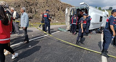 Cenazeden dönenleri taşıyan midibüs yan yattı; 2 ölü, 15 yaralı - Yeniden