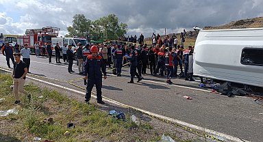 Cenazeden dönenleri taşıyan midibüs yan yattı; 2 ölü, 27 yaralı