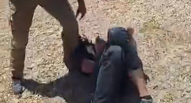 Cinsellik içeren görüntü paylaştıklarını öne sürdüğü 2 kişiyi sopayla darbetti