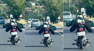 D-650 karayolunda motosikletini üzerine yatarak sürdü, o anlar kamerada
