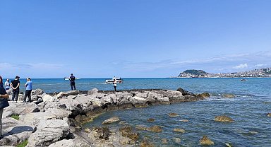 Denizde boğulma tehlikesi geçiren baba kurtarıldı, oğlu kayboldu
