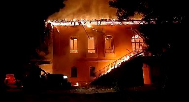 Denizli'de tarihi okul binası çıkan yangında küle döndü