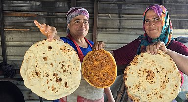 Depremzede kadınların tandır mesaisi; ekmeklerini ateşten çıkarıyorlar