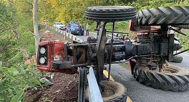 Devrilen traktörün altında kalan sürücü yaralandı