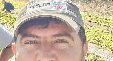 Devrilen traktörünün altında kaldı