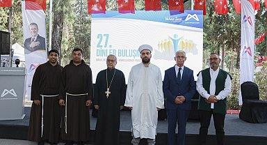 Din adamları, Mersin'deki Hoşgörü Mezarlığı'nda halkla bayramlaştı