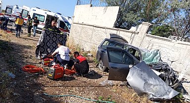 Diyarbakır'da lastiği patlayan otomobil istinat duvarına çarptı: 1 ölü, 6 yaralı