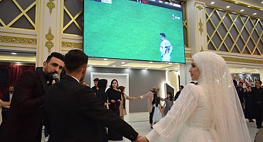 Düğünlerinde final maçını dev ekrandan izlediler