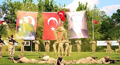 Edirne'de jandarma komandoların gösterisi ilgiyle izlendi