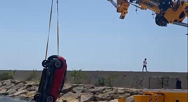 El freni çekilmeyen otomobil, denize düştü