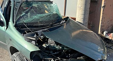 Elektrik direğine çarpan otomobilin sürücüsü öldü