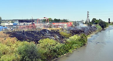 Elektrik telinden çıkan kıvılcımlar, otluk alanda yangına neden oldu