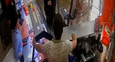 Elektrikli bisikletiyle kasap dükkanına daldı; o anlar kamerada