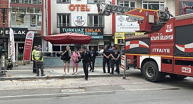 Emlak ofisinde çıkan yangında 6 kişi dumandan etkilendi