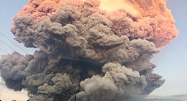 Endonezya'daki yanardağ patlaması nedeniyle uluslararası uçak seferleri iptal edildi