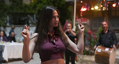 Eşref aşkını zeybekle ilan etti