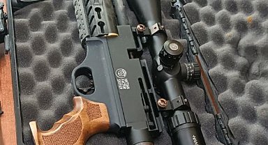 Evinden keskin nişancı tüfeği ve silahlar çıktı; serbest bırakıldı