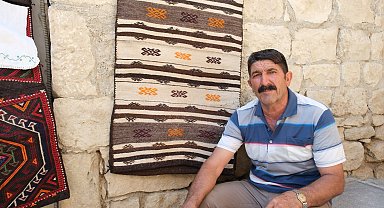 Evinin bahçesini açık hava müzesine dönüştürdü