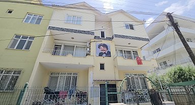 Evinin duvarına Ferdi Tayfur'un ışıklı panosunu yaptırdı