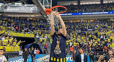 Fenerbahçe Beko şampiyonluk kupasını kaldırdı