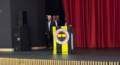 Fenerbahçe eski başkanı Aziz Yıldırım, genç kongre üyeleri ile bir araya geldi