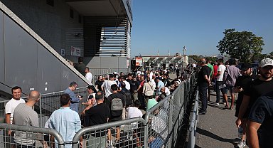 Fenerbahçeli taraftarlar kombine kart yenilemek için uzun kuyruklar oluşturdu