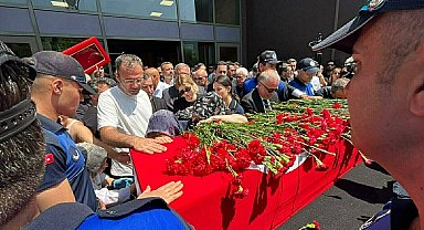 Ferdi Zeyrek için belediye önünde tören