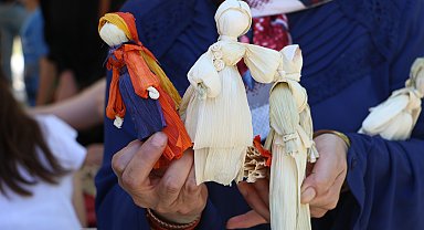 Festivalin gözdeki mısır yapraklarından yapılan bebekler oldu