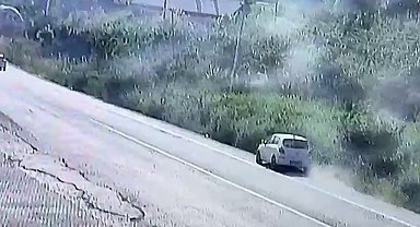 Fındık bahçesine devrilen otomobilin sürücüsü yaralandı; kaza kamerada
