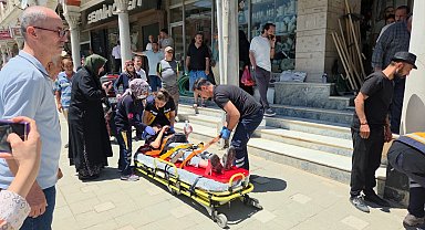 Fren yerine gaza bastığı otomobil, yayalara çarptı; gözyaşlarını tutamadı