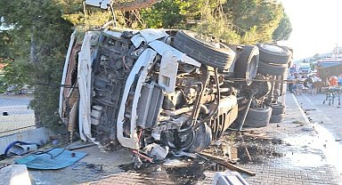 Freni patlayan kamyon trafik ışığında bekleyen 4 otomobile çarptı: 3 yaralı