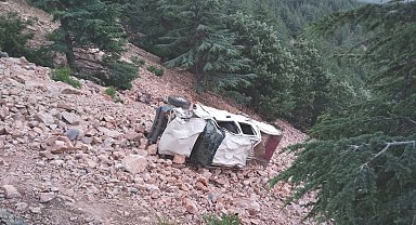 Gaziantep'te kamyonet uçuruma yuvarlandı: Aynı aileden 3 ölü, 1 yaralı