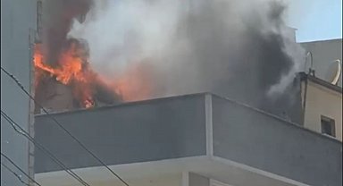 Gebze'de, apartmanın çatısında çıkan yangın korkuttu