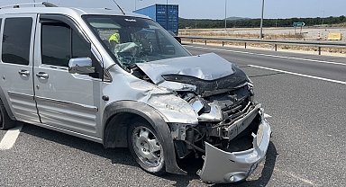 Hafif ticari araç bariyere çarptı; 3 yaralı