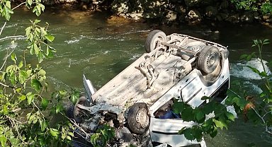 Hafif ticari araç dereye yuvarlandı: 2 ölü, 1 yaralı