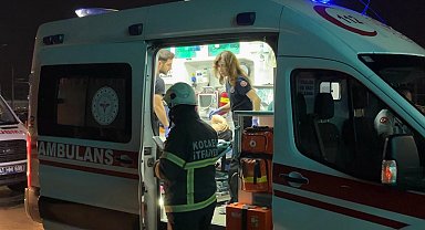 Hafif ticari araç yol ayrımındaki bariyere çarptı; 2 yaralı