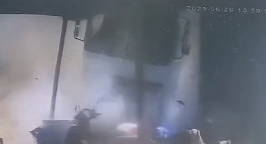 Hafriyat kamyonunun iş yerlerine çarptığı kaza kamerada