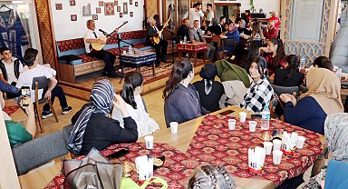 Halk ozanları eşliğinde mezuniyet coşkusu