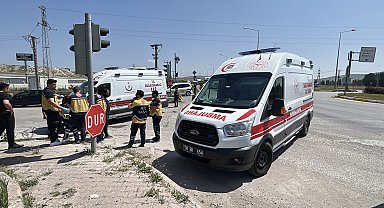 Hasta taşıyan ambulansla otomobil çarpıştı: 2'si sağlık personeli, 5 yaralı