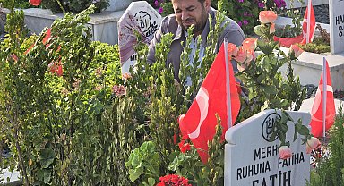 Hatay'da deprem şehitliğinde buruk bayram